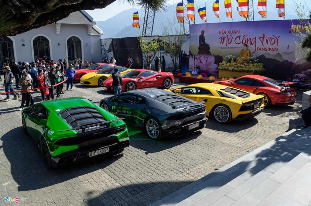 Siêu xe nối đuôi nhau trên cao tốc Hà Nội - Lào Cai